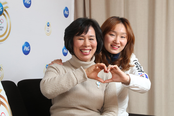평창올림픽에서 2관왕에 오른 뒤 어머니 이재순 씨(왼쪽)와 활짝 웃는 최민정. 중앙포토