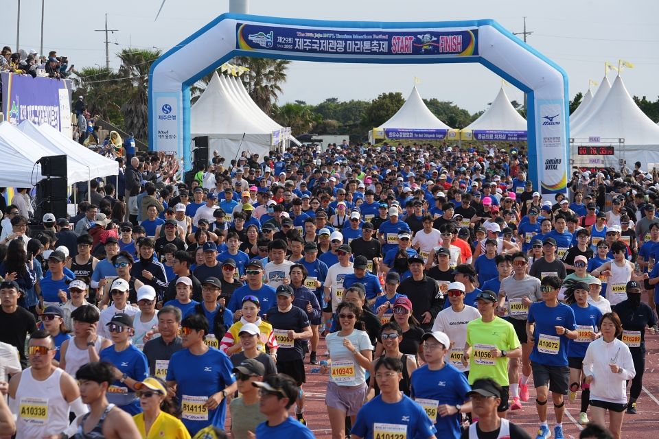 지난해 5월 제주국제관광마라톤 참가자들이 출발선에서 경기에 나서고 있다. 사진 제주도관광협회