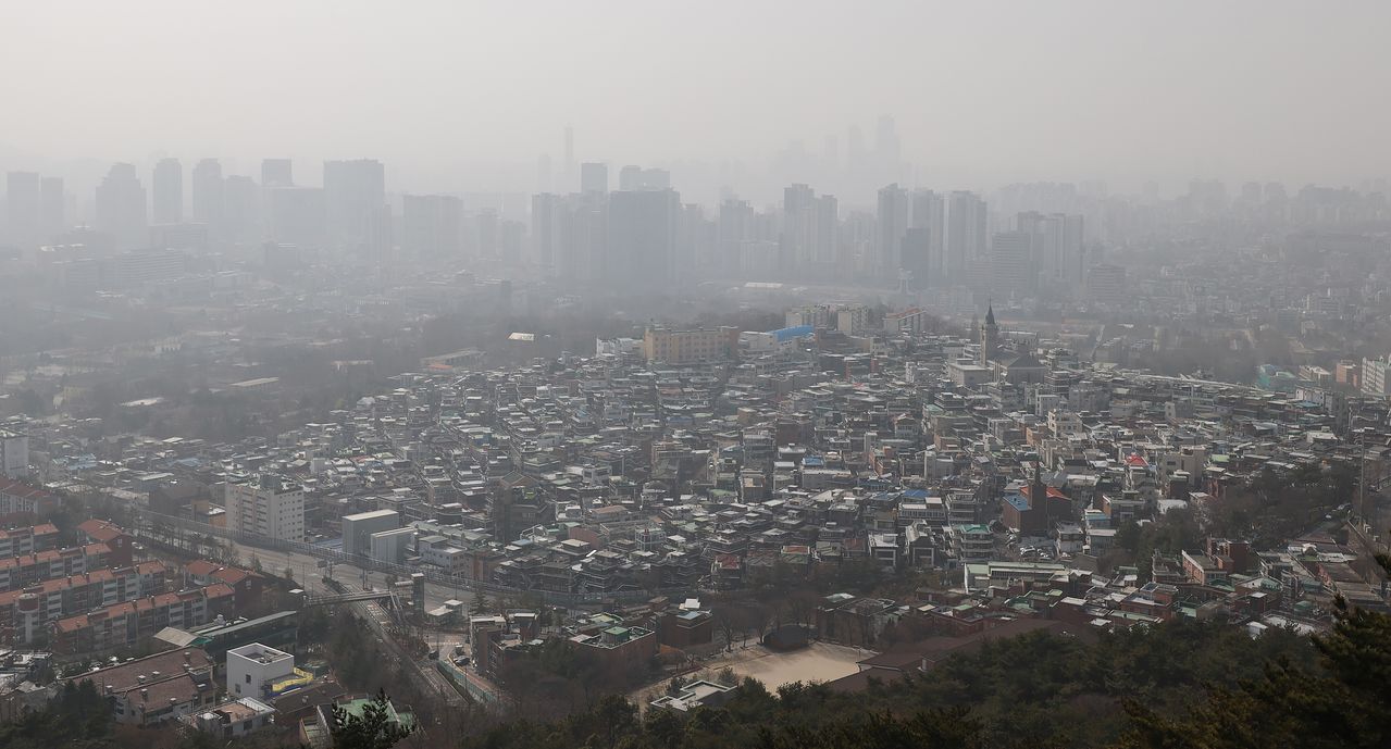 고농도 미세먼지로 인해 22일 오후 서울 중구 남산에서 바라본 도심이 희뿌연 모습을 보이고 있다. [뉴스1]