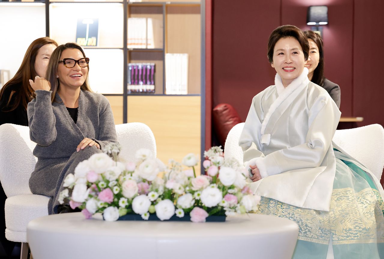 김혜경 여사와 브라질 루이스 이나시우 룰라 다 시우바 대통령 부인 호잔젤라 다 시우바 여사가 21일 경기 파주 국립민속박물관에서 열린 친교 행사에서 차담을 하고 있다. 뉴스1