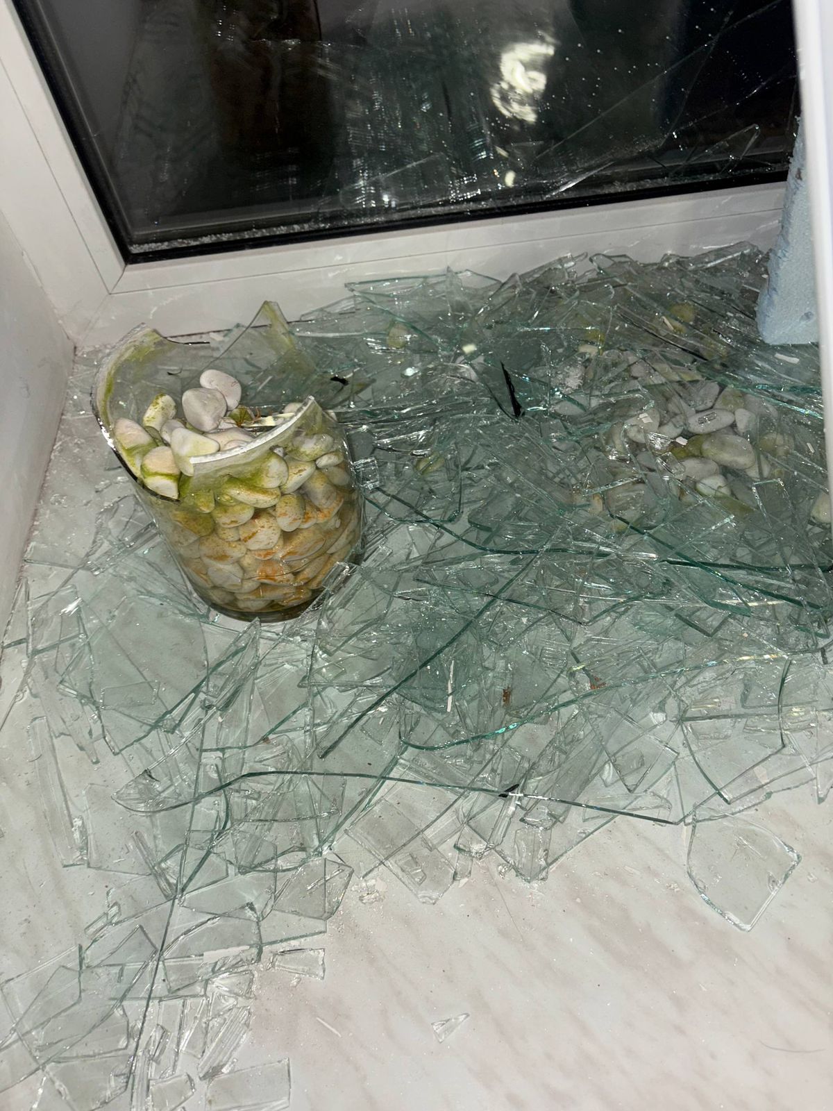 우크라이나 하르키우 도심에 위치한 올레샤 코발추크의 자택 창문이 공습으로 인해 깨져 파편들이 바닥에 널브러져 있다. 사진 코발추크