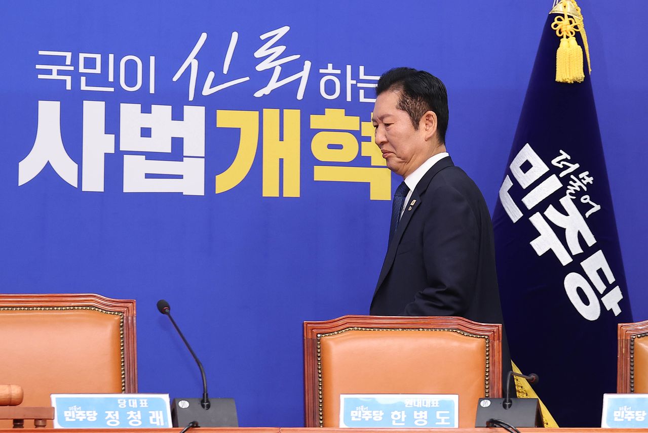 정청래 더불어민주당 대표가 23일 오전 국회에서 열린 최고위원회의에 참석하고 있다. 임현동 기자