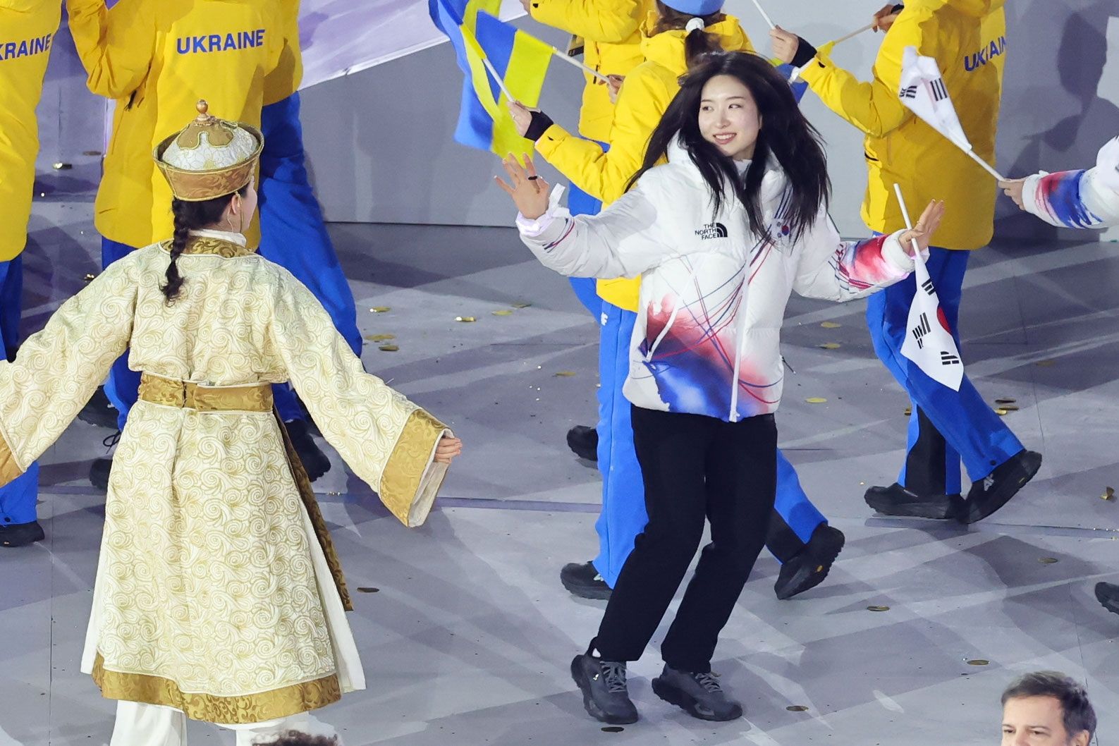 22일(현지시간) 이탈리아 베로나 아레나에서 열린 2026 밀라노·코르티나담페초 동계올림픽 폐막식에서 쇼트트랙 김길리가 춤추며 입장하고 있다. 연합뉴스