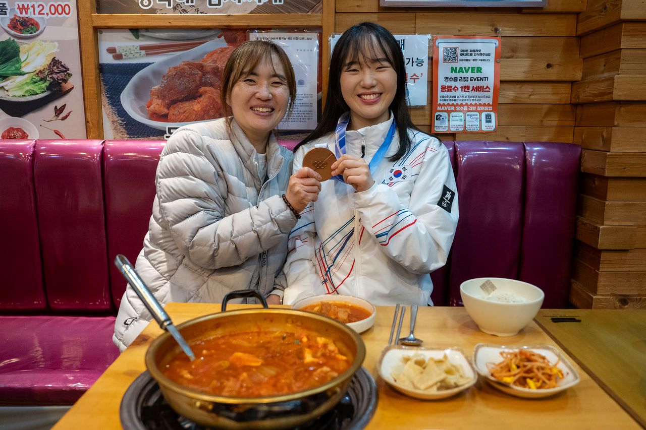 지난 21일 귀국하자마자 서울 상암동의 한 식당에서 어머니 이희정씨와 함께 김치찌개를 먹는 유승은 선수(오른쪽). 피주영 기자