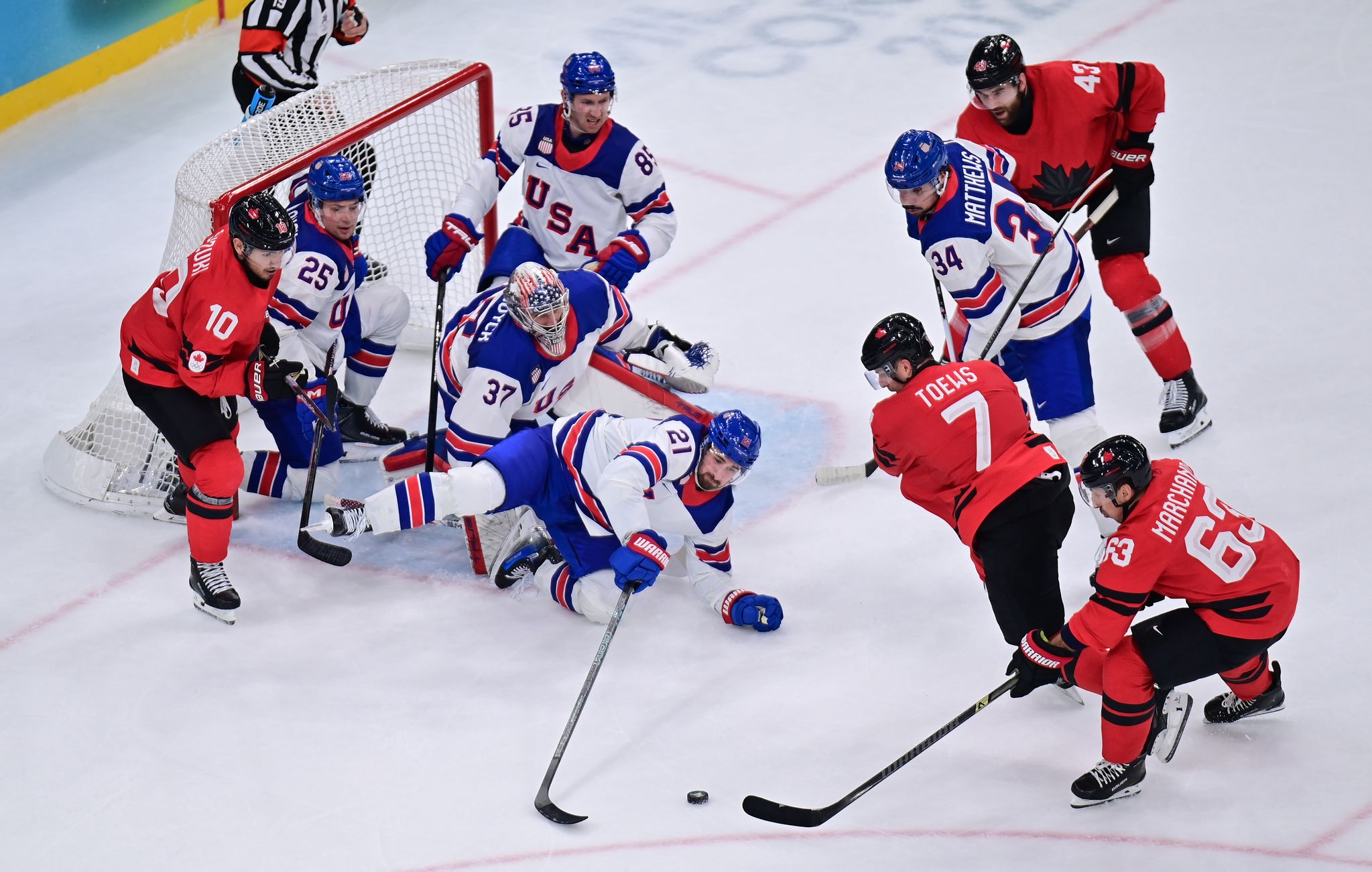 치열한 결승전을 펼친 미국과 캐나다. 신화=연합뉴스
