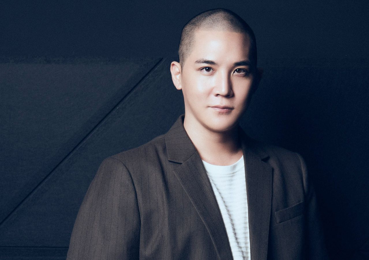 일본 인기 걸그룹 ‘XG’ 프로듀서인 사이먼 재이콥스. 사진 엑스(X) 캡처