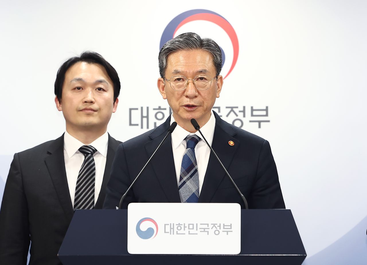 정성호 법무부 장관이 23일 서울 종로구 정부서울청사에서 정부가 미국계 사모펀드 엘리엇을 상대로 한 국제투자분쟁(ISDS) 사건 중재 판정의 영국 법원 취소소송에서 승소한 것과 관련한 브리핑을 하고 있다. 뉴스1