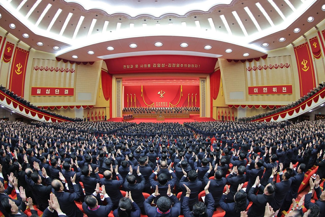 북한 노동당 기관지 노동신문은 23일 전날 진행된 9차 당 대회 4일차 회의에서 "전체 대표자들과 수백만 당원들, 온 나라 인민들과 인민군 장병들의 절대불변의 의지와 일치한 의사에 따라 김정은 동지를 조선노동당 총비서로 추대할 것을 결정했다"고 보도했다. 노동신문-뉴스1