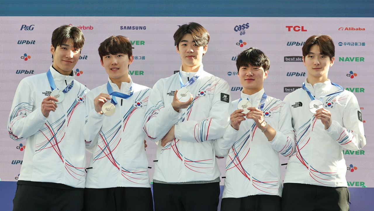 쇼트트랙 남자 계주 은메달을 따낸 황대헌( 왼쪽부터) , 임종언, 이준서, 이정민, 신동민 . 밀라노=김종호 기자
