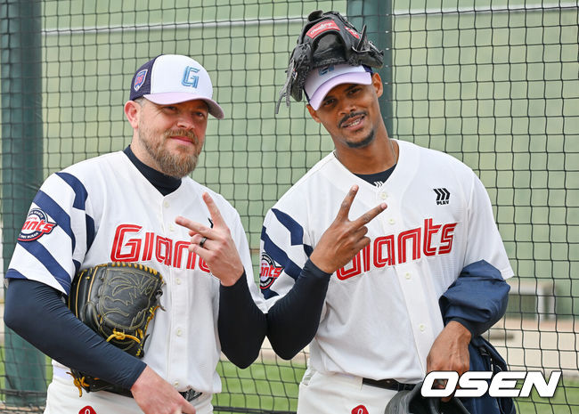 [OSEN=타이난(대만) , 이석우 기자] 프로야구 롯데 자이언츠가 1일(한국시간) 대만 타이난 아시아-태평양 국제야구센터에 스프링캠프를 차리고 구슬땀을 흘렸다.김태형 감독 등코치진과 투수20명,포수5명,내야수9명,외야수7명 등 총41명의 선수단이 1월 20일까지 1차 캠프에서 체력 강화와 기술 훈련을 치른 뒤 21일부터 3월 5일까지 일본 미야자키로 옮겨 2차 캠프에서 구춘리그에 참가해 실전 감각을 점검한다.롯데 새 외국인 투수 비슬리와 로드리게스가 포즈를 취하고 있다. 2026.02.01 / foto0307@osen.co.kr