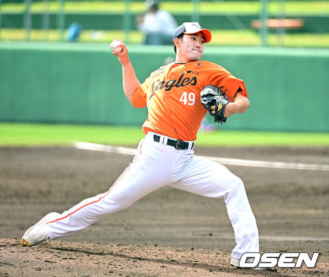 [OSEN=오키나와(일본), 최규한 기자] 프로야구 한화 이글스가 22일 일본 오키나와 이토만 니시자키 야구장에서 일본 프로야구 지바롯데와 연습경기를 가진다.한화는 이번 2차 오키나와 캠프에서 총 9차례 연습경기를통해 전력을 가다듬을 예정이다.4회말 마운드에 오른 한화 엄상백이 힘차게 공을 뿌리고 있다. 2026.02.22 / dreamer@osen.co.kr