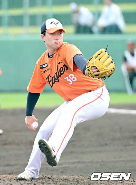 [OSEN=오키나와(일본), 최규한 기자] 프로야구 한화 이글스가 22일 일본 오키나와 이토만 니시자키 야구장에서 일본 프로야구 지바롯데와 연습경기를 가진다.한화는 이번 2차 오키나와 캠프에서 총 9차례 연습경기를통해 전력을 가다듬을 예정이다.5회말 한화 투수 김종수가 힘차게 공을 뿌리고 있다. 2026.02.22 / dreamer@osen.co.kr