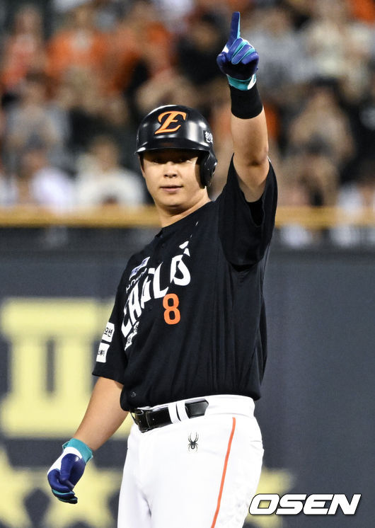 [OSEN=잠실, 조은정 기자]24일 오후 서울 잠실야구장에서 2025 신한 SOL Bank KBO리그 두산 베어스와 한화 이글스의 경기가 열렸다.이날 두산은 최승용, 한화는 폰세를 선발로 내세웠다.7회초 한화 선두타자 노시환이 2루타 세리머니를 하고 있다. 2025.07.24 /cej@osen.co.kr