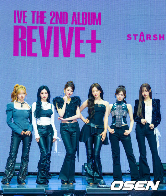 [OSEN=민경훈 기자] 23일 오후 서울 자양동 예스24 라이브홀에서 그룹 아이브 정규 2집 'REVIVE+' 발매 기념 미디어 쇼케이스가 진행됐다.정규 2집 '리바이브 플러스'는 단순한 리셋이나 변화 선언이 아닌 재점화에 가까운 앨범이다. 그동안 '나'를 중심으로 '자기 확신'의 서사를 쌓아온 아이브는 이번 앨범에서 그 시선을 '우리'로 확장하며, 관계와 연결에 대한 이야기를 본격적으로 펼친다. 아이브와 대중이 만나 '우리'가 되는 구조로 서사를 넓히며, 현재의 자리에서 더 많은 방향으로 나아갈 수 있다는 자신감을 선명하게 드러낸다.그룹 아이브가 무대 위에서 포즈를 취하고 있다. 2026.02.23 / rumi@osen.co.kr