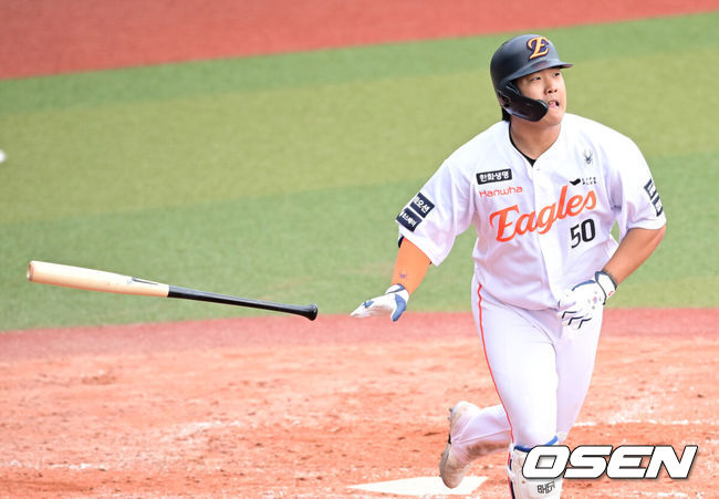 [OSEN=오키나와(일본), 최규한 기자] 2026 WBC(월드베이스볼클래식)를 준비하는 대한민국 야구 대표팀이 23일 일본 오키나와 가데나 야구장에서 프로야구 한화 이글스와 연습경기를 펼쳤다. 야구 대표팀은 오키나와에서 국내 팀들과 6차례 연습경기를 치르며 전력을 끌어올릴 예정이다.4회말 무사 1루 상황 한화 강백호가 안타를 날리고 있다. 2026.02.23 / dreamer@osen.co.kr