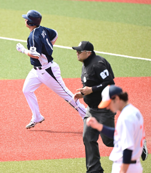 [OSEN=오키나와(일본), 최규한 기자] 2026 WBC(월드베이스볼클래식)를 준비하는 대한민국 야구 대표팀이 23일 일본 오키나와 가데나 야구장에서 프로야구 한화 이글스와 연습경기를 펼쳤다. 야구 대표팀은 오키나와에서 국내 팀들과 6차례 연습경기를 치르며 전력을 끌어올릴 예정이다.2회초 무사 1루 상황 대표팀 노시환이 선제 좌월 투런포를 날리고 그라운드를 돌고 있다. 2026.02.23 / dreamer@osen.co.kr