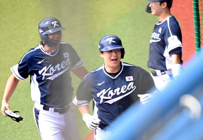 [OSEN=오키나와(일본), 최규한 기자] 2026 WBC(월드베이스볼클래식)를 준비하는 대한민국 야구 대표팀이 23일 일본 오키나와 가데나 야구장에서 프로야구 한화 이글스와 연습경기를 펼쳤다. 야구 대표팀은 오키나와에서 국내 팀들과 6차례 연습경기를 치르며 전력을 끌어올릴 예정이다.2회초 무사 1루 상황 대표팀 노시환이 선제 좌월 투런포를 날리고 더그아웃 동료들과 기뻐하고 있다. 2026.02.23 / dreamer@osen.co.kr