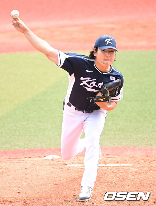 [OSEN=오키나와(일본), 최규한 기자] 2026 WBC(월드베이스볼클래식)를 준비하는 대한민국 야구 대표팀이 23일 일본 오키나와 가데나 야구장에서 프로야구 한화 이글스와 연습경기를 펼쳤다. 야구 대표팀은 오키나와에서 국내 팀들과 6차례 연습경기를 치르며 전력을 끌어올릴 예정이다.2회말 대표팀 선발 곽빈이 힘차게 공을 뿌리고 있다. 2026.02.23 / dreamer@osen.co.kr