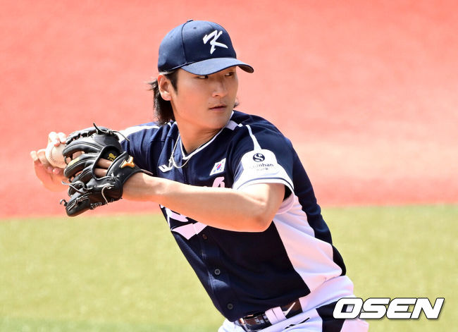 [OSEN=오키나와(일본), 최규한 기자] 2026 WBC(월드베이스볼클래식)를 준비하는 대한민국 야구 대표팀이 23일 일본 오키나와 가데나 야구장에서 프로야구 한화 이글스와 연습경기를 펼쳤다. 야구 대표팀은 오키나와에서 국내 팀들과 6차례 연습경기를 치르며 전력을 끌어올릴 예정이다.대표팀 선발 곽빈이 힘차게 공을 뿌리고 있다. 2026.02.23 / dreamer@osen.co.kr