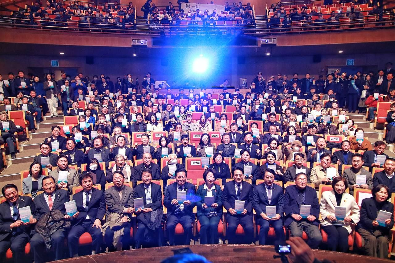 추미애 더불어민주당 의원이 22일 경기 수원 수원아트센터 소극장에서 『희망자리, 함께 만드는 우리의 보금자리』북콘서트를 열었다. 그는 “지방자치를 시작한 김대중 대통령으로부터 실천 도시 행정을 배웠다”며 “그 정신에 따라서 또박또박 하나씩 펼쳐가는 꿈을 한번 경기도와 함께 해보고 싶다”고 말했다. 추미애 의원실 제공