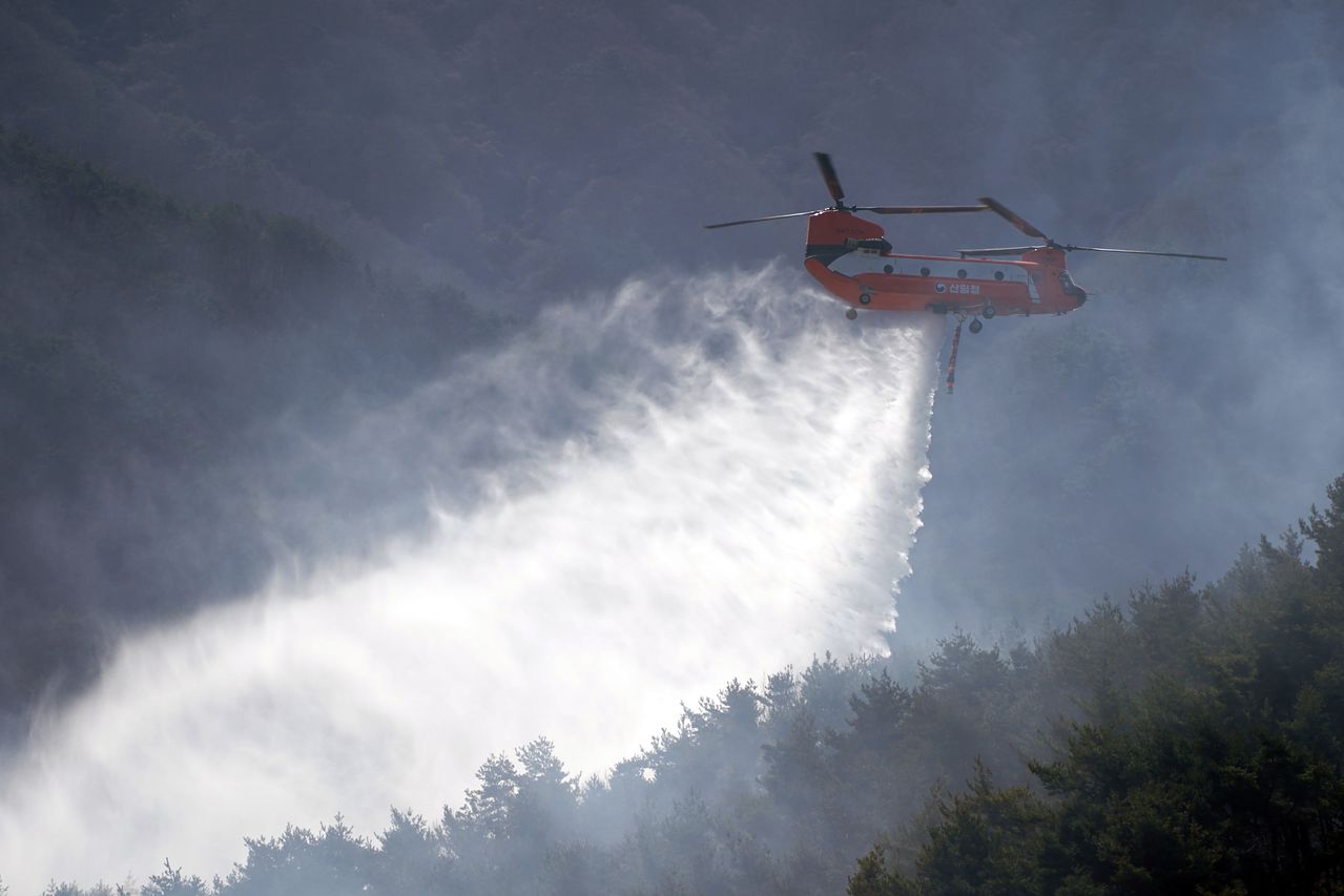 산림 당국 헬기가 23일 경남 함양군 마천면에서 산불 진화 작업을 하고 있다. 연합뉴스 