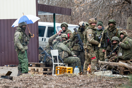 지난 2022년 3월 전쟁 초기 우크라이나 군인들이 휴식을 취하고 있다. 타스통신=연합뉴스