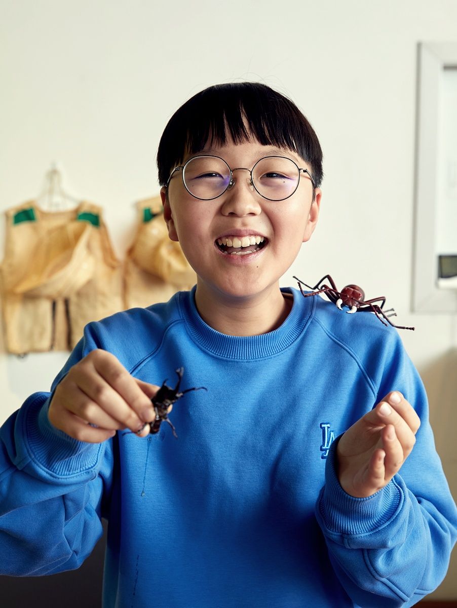 생태계의 공생과 순환을 보여주는 웃다리문화촌 전시 '2026 생태야 놀자'에서 장수풍뎅이를 살펴본 박건우 학생기자. 