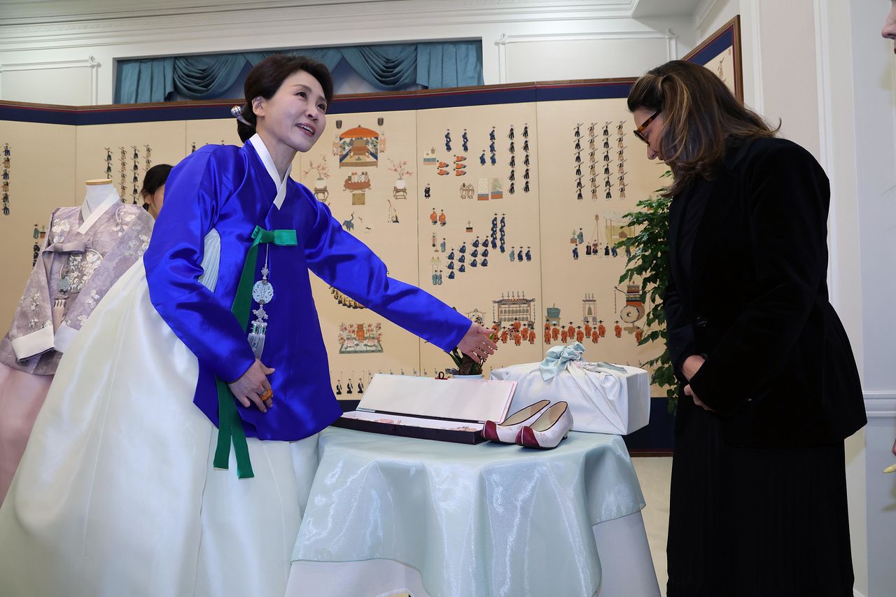 김혜경 여사가 23일 청와대에서 루이스 이나시우 룰라 다시우바 브라질 대통령 부인 호잔젤라 다시우바 여사에게 맞춤전통한복을 선물하고 있다. 뉴스1