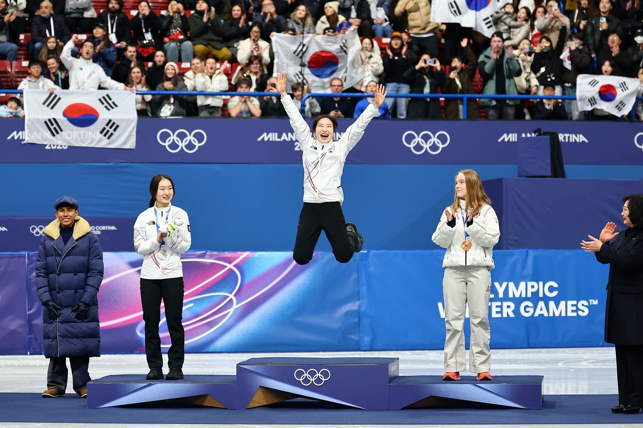시상식에서 뛰어오르는 김길리(가운데). 김종호 기자