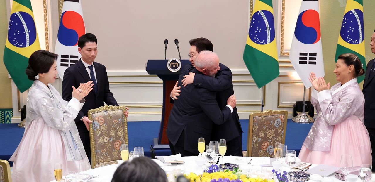 이재명 대통령과 루이스 이나시우 룰라 다 시우바 브라질 대통령이 23일 청와대 영빈관에서 열린 국빈만찬에서 건배를 한 뒤 포옹하고 있다. [청와대사진기자단]