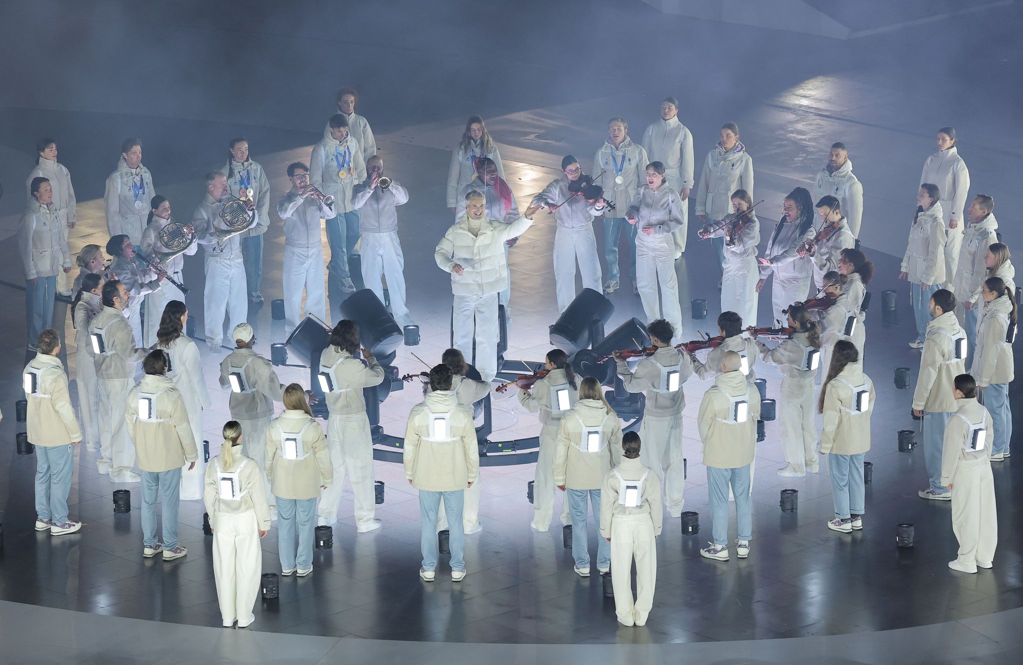 22일(현지시간) 이탈리아 베로나 올림픽 아레나에서 열린 2026 밀라노·코르티나담페초 동계올림픽 폐회식에서 다음 올림픽 개최지 프랑스의 공연이 펼쳐지고 있다. 뉴스1