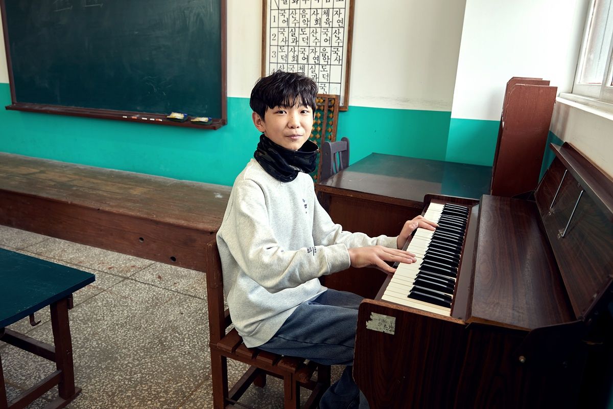 상설전 '웃다리문화촌 옛교실'에서 1960~1980년대 옛 교실의 정취를 살펴본 변우빈 학생기자. 