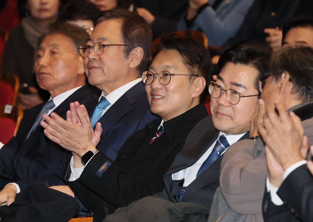 김남준 전 청와대 대변인(왼쪽 세번째)이 23일 인천 계양문화회관에서 열린 김민석 국무총리 K-국정설명회에 참석하고 있다. 오른쪽엔 박찬대 의원, 왼쪽엔 박남춘 전 인천시장. 연합뉴스