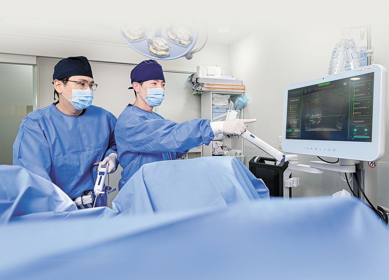 서울베스트비뇨의학과 유상현(왼쪽), 조민현 원장이 아쿠아블레이션 치료법에 대한 의견을 나누고 있다. 김동하 객원기자