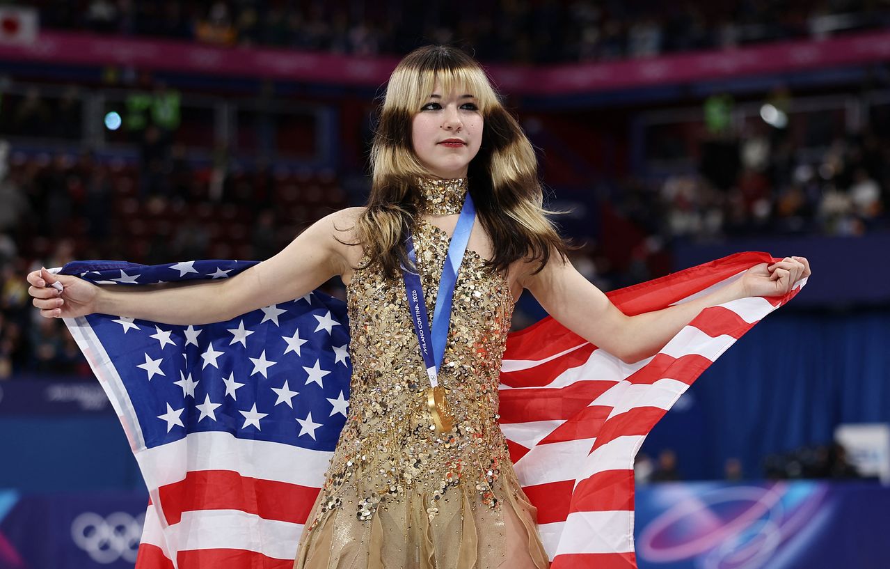 19일 금메달을 딴 뒤 성조기를 펼친 알리사 리우. 로이터= 연합뉴스