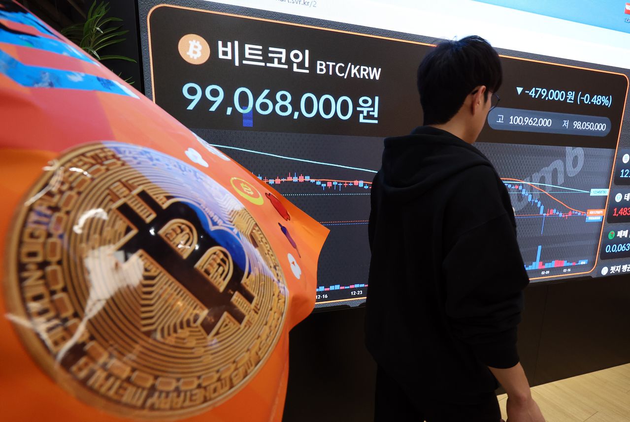 지난 19일 서울 강남구 빗썸 라운지 전광판에 비트코인 가격이 9900만원대로 표시되고 있다. 뉴스1
