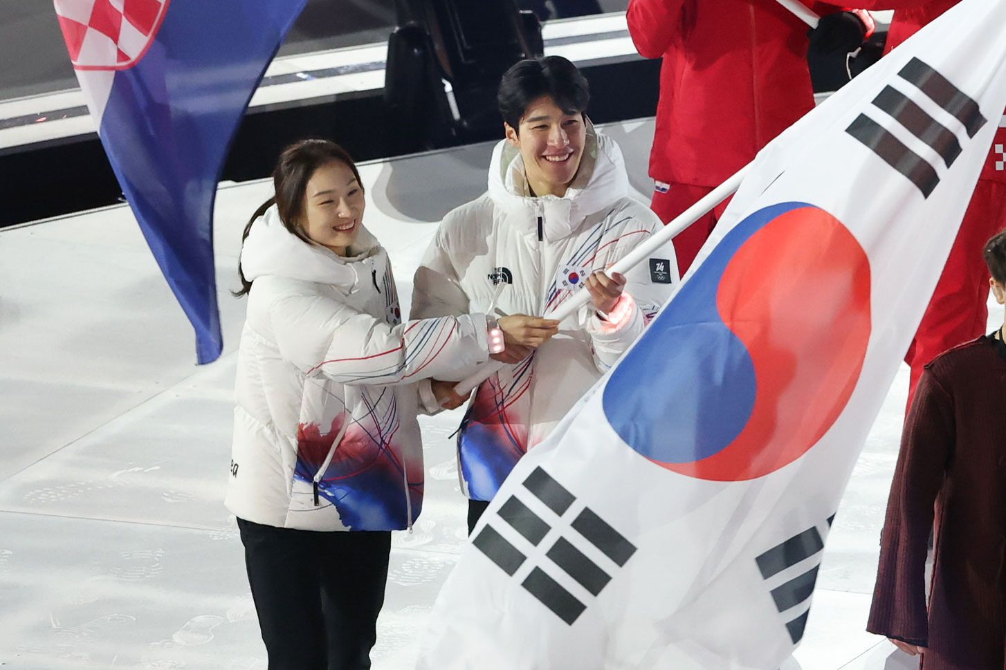 22일(현지시간) 이탈리아 베로나 올림픽 아레나에서 열린 2026 밀라노·코르티나담페초 동계올림픽 폐막식에서 대한민국 선수단 기수를 맡은 쇼트트랙 최민정과 황대헌이 입장하고 있다. 뉴스1