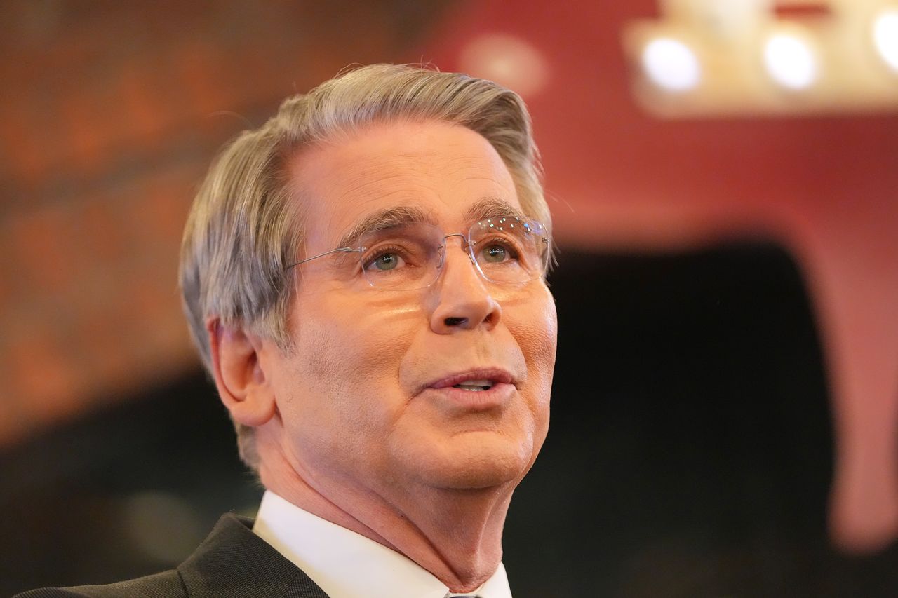 지난 20일(현지시간) 미국 텍사스주 애디슨의 한 식당에 모인 참석자들 앞에서 스콧 베센트 미 재무장관이 연설하고 있다. AP=연합뉴스