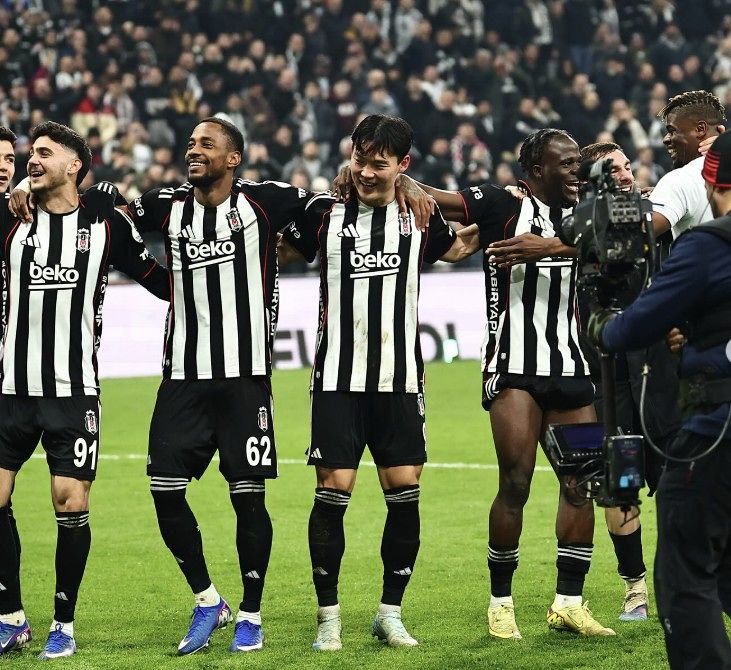 베식타시 이적 후 3경기 연속골을 터뜨리며 쾌조의 골 감각을 과시한 축구대표팀 스트라이커 오현규가 승리 직후 동료들과 환호하는 장면. 사진 오현규 인스타그램 캡처