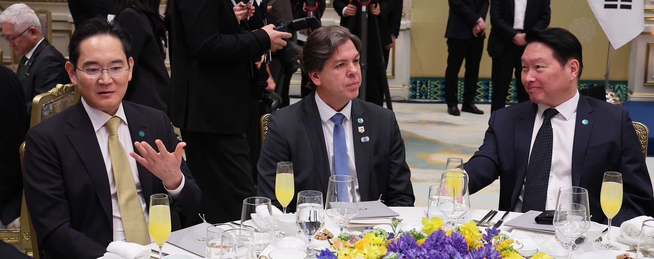 23일 청와대 영빈관에서 열린 루이스 이나시우 룰라 다 시우바 브라질 대통령 내외 환영 국빈만찬장에 이재용 삼성전자 회장(왼쪽)과 최태원 SK그룹 회장(오른쪽)이 참석해 있다. [청와대사진기자단]