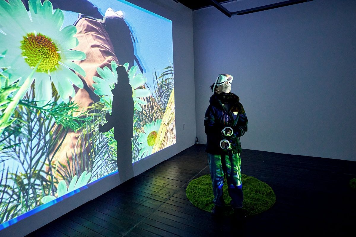 개미의 시선으로 꽃·나무·곤충이 사는 자연을 보는 몰입형 가상 체험에 참여한 변우빈 학생기자. 