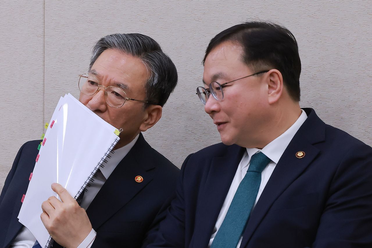 정성호 법무부 장관과 박영재 법원행정처장이 23일 국회에서 열린 법제사법위원회 전체회의에 참석해 대화하고 있다. 연합뉴스