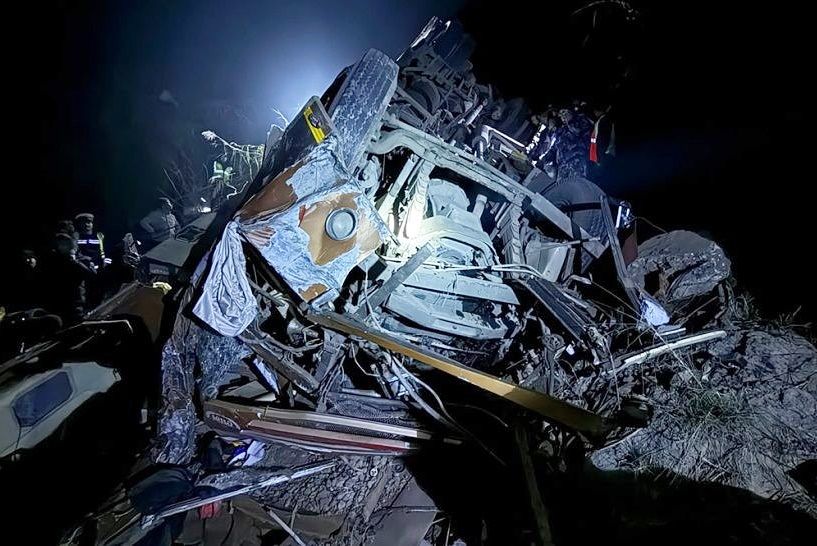 고속도로서 추락한 네팔 사고 버스. 네팔 매체 온라인카바르 홈페이지 캡처