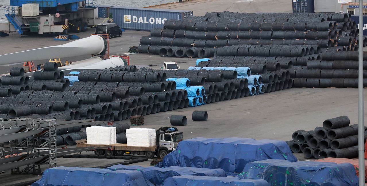 정부가 저가 공세로 국내 시장을 교란해온 일본ㆍ중국산 열연 강판에 최대 33.43%의 반덤핑 관세를 부과하기로 결정했다. 사진은 22일 경기 평택시 포승읍 평택항에 수출용 철강 제품이 쌓여있는 모습. 뉴스1