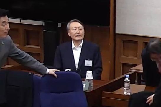 윤석열 전 대통령이 19일 서초구 서울중앙지방법원에서 열린 12·3 비상계엄 관련 내란 우두머리 혐의 1심 선고공판에 출석하고 있다.   이날 서울중앙지법 형사합의25부(지귀연 부장판사)는 윤 전 대통령에게 무기징역을 선고했다. 사진 서울중앙지법 