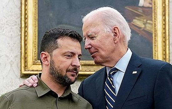 지난 2023년 9월 볼로디미르 젤렌스키 우크라이나 대통령(왼쪽)을 워싱턴DC 백악관으로 초청해 격려하는 조 바이든 당시 미국 대통령. 로이터=연합뉴스