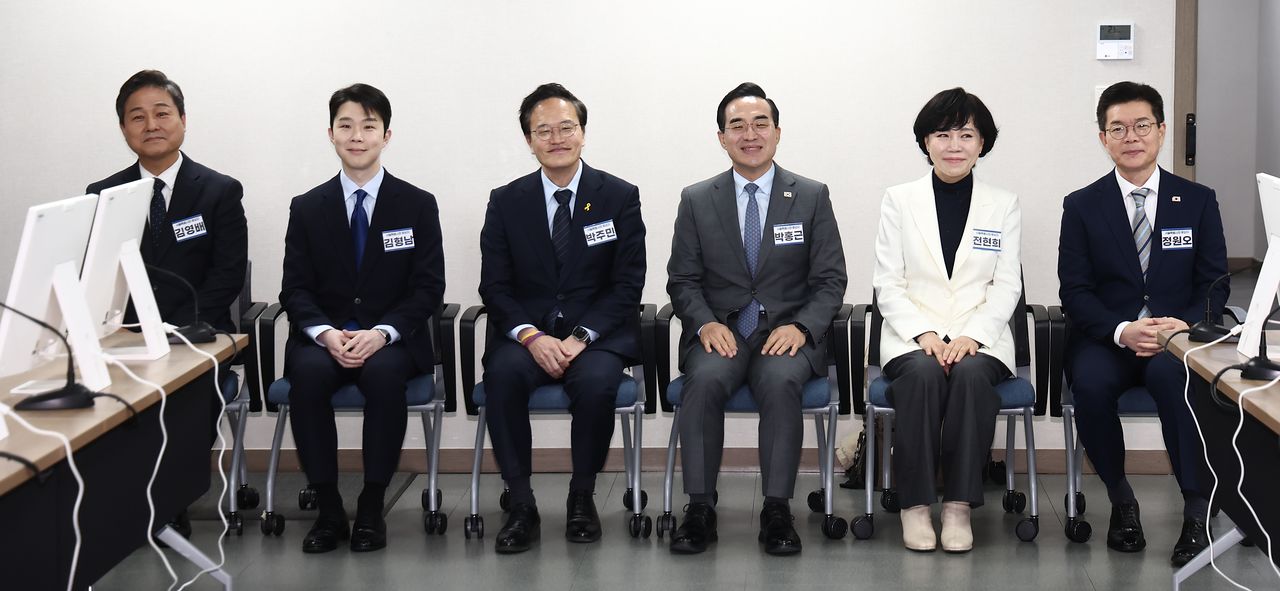 23일 오전 서울 영등포구 더불어민주당 당사에서 열린 중앙당공천광리위원회 2차 회의 및 광역단체장 후보자 면접에서 서울시장 후보들이 착석해 있다. 왼쪽부터 김영배 의원, 김형남 전 군인권센터 사무국장, 박주민·박홍근·전현희 의원, 정원오 성동구청장. 뉴스1