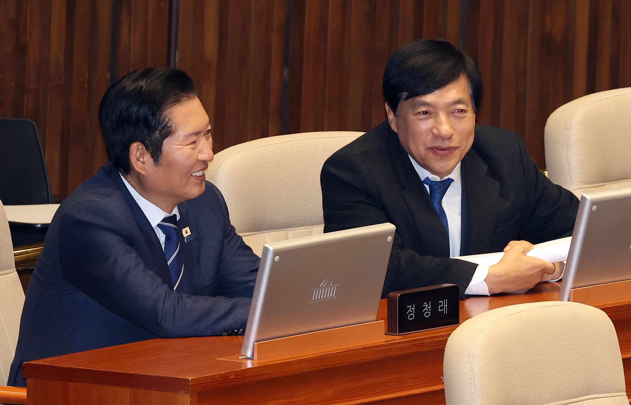 지난 11일 교육·사회·문화 분야 대정부질문이 열린 국회 본회의장에서 더불어민주당 정청래 대표가 이성윤 의원과 얘기를 나누고 있다. 연합뉴스