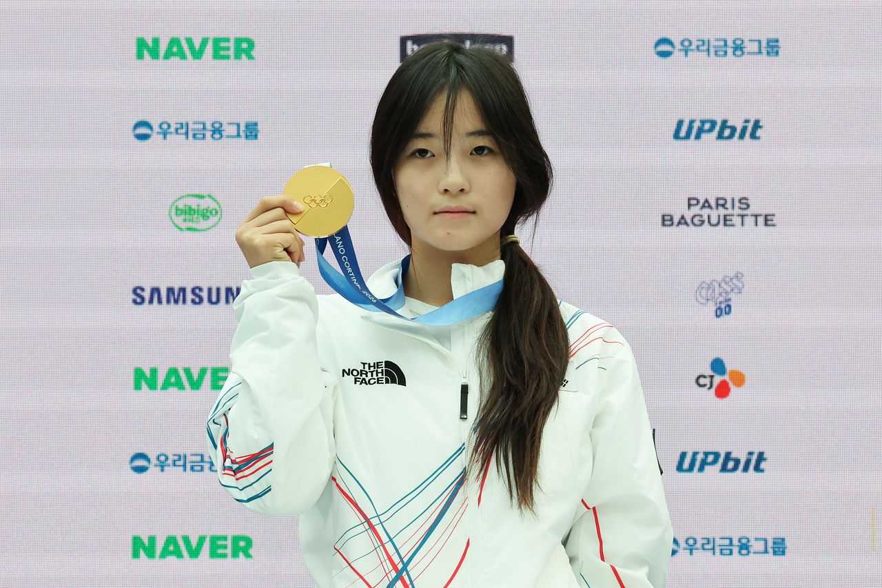 스노보드 여자 하프파이프에서 금메달을 따낸 최가온이 14일(현지시간) 이탈리아 밀라노의 빌라 네키 캄필리오에 마련된 코리아하우스에서 열린 기자회견에서 금메달을 들어 보이고 있다. 김종호 기자. 2026.02.14.