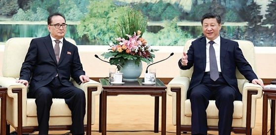 2016년 6월 1일 시진핑 중국 국가주석(오른쪽)과 이수용 북한 노동당 중앙위원회 부위원장이 베이징 인민대회당에서 면담했다. 이 부위원장은 김정은 노동당 위원장의 구두 메시지를 전달했다. 신화통신